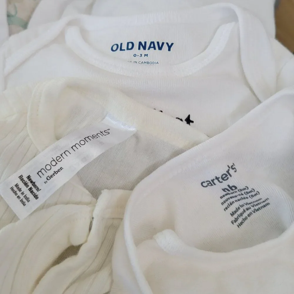 Newborn Clothes (0 to 3 Months ) - 10 Pieces - Great Condition - Gender Neutral